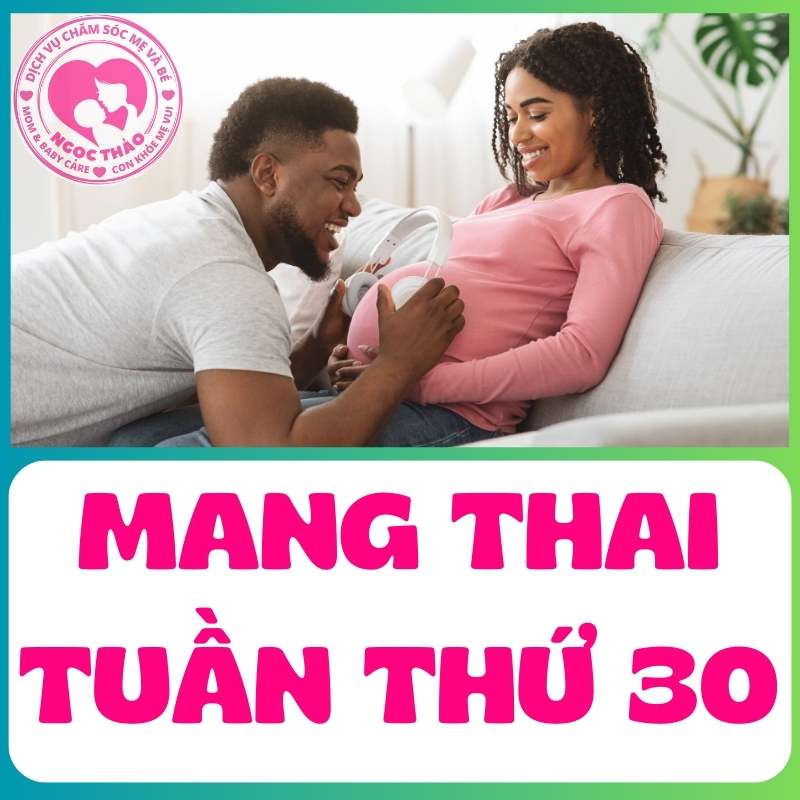 Ông bố tương lai vui vẻ chăm sóc mẹ bầu tuần thứ 30